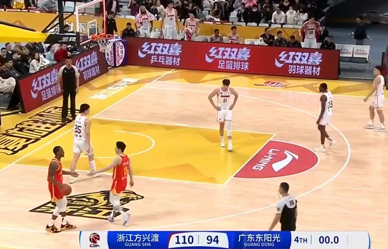 爱游戏体育直播-北京男篮客场击败广东，一波连胜告终