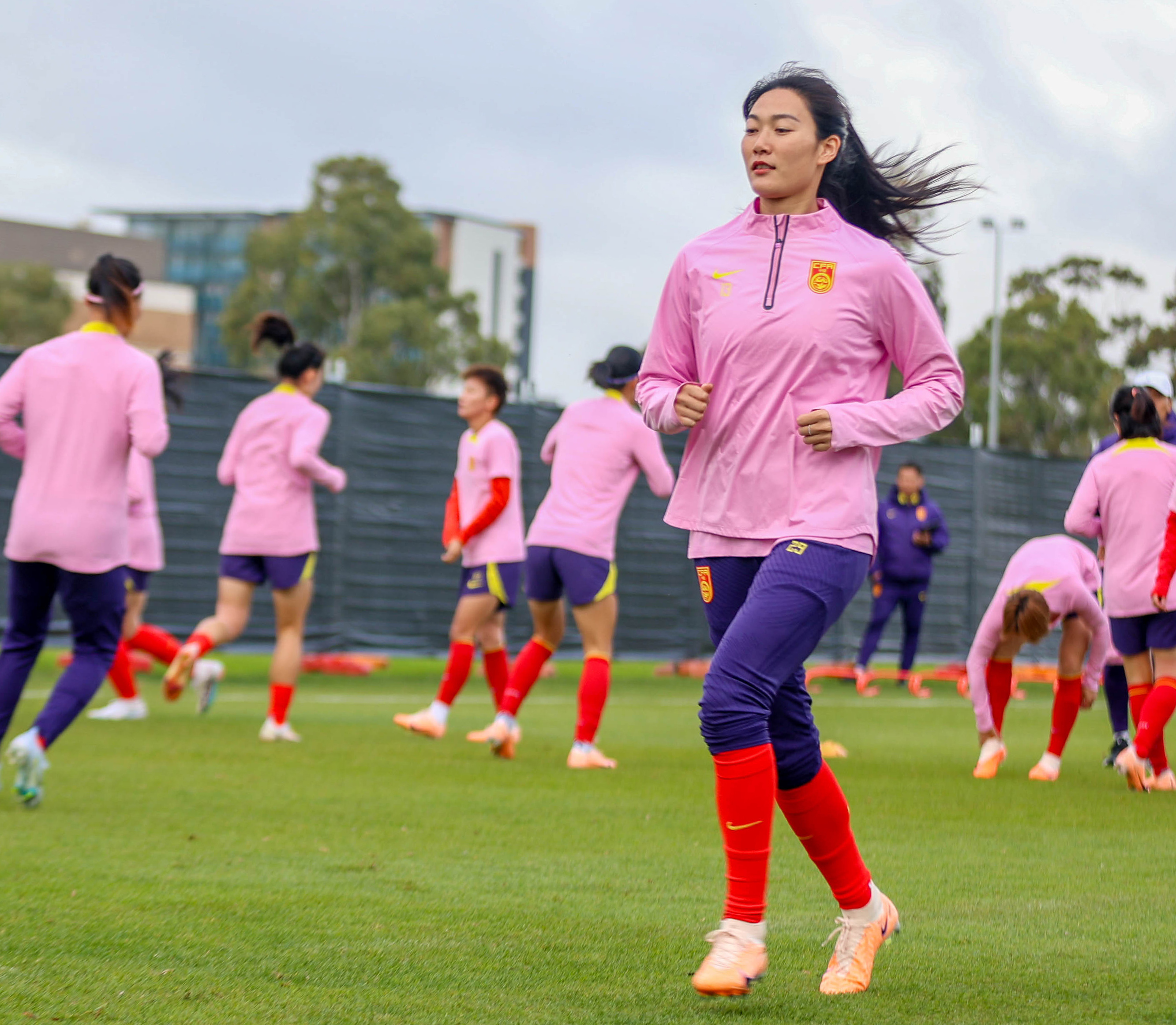 爱游戏体育官网-关于国际足球赛事中，女球员们展现实力的信息