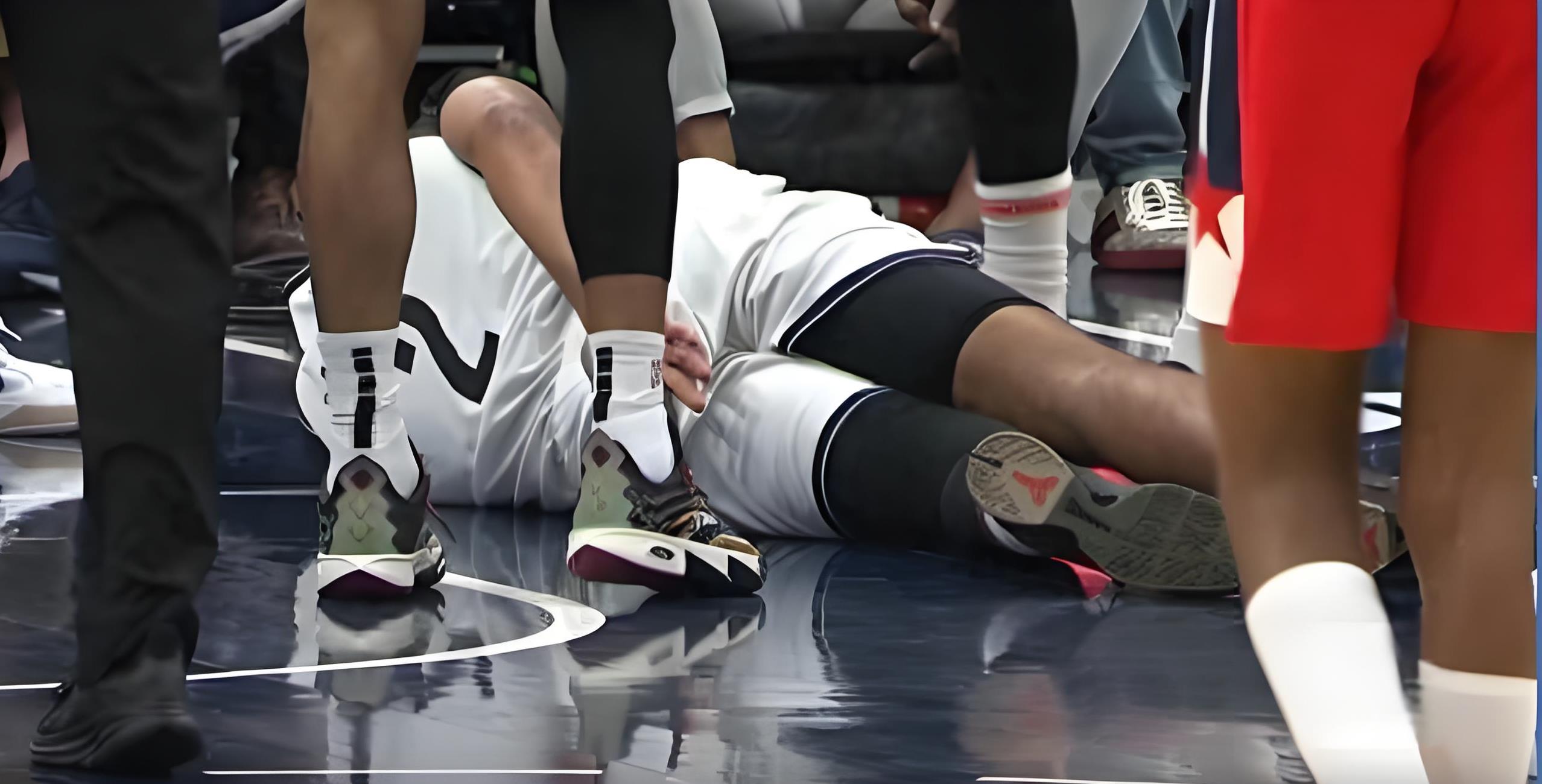 美国运动员在篮球赛中击败对手