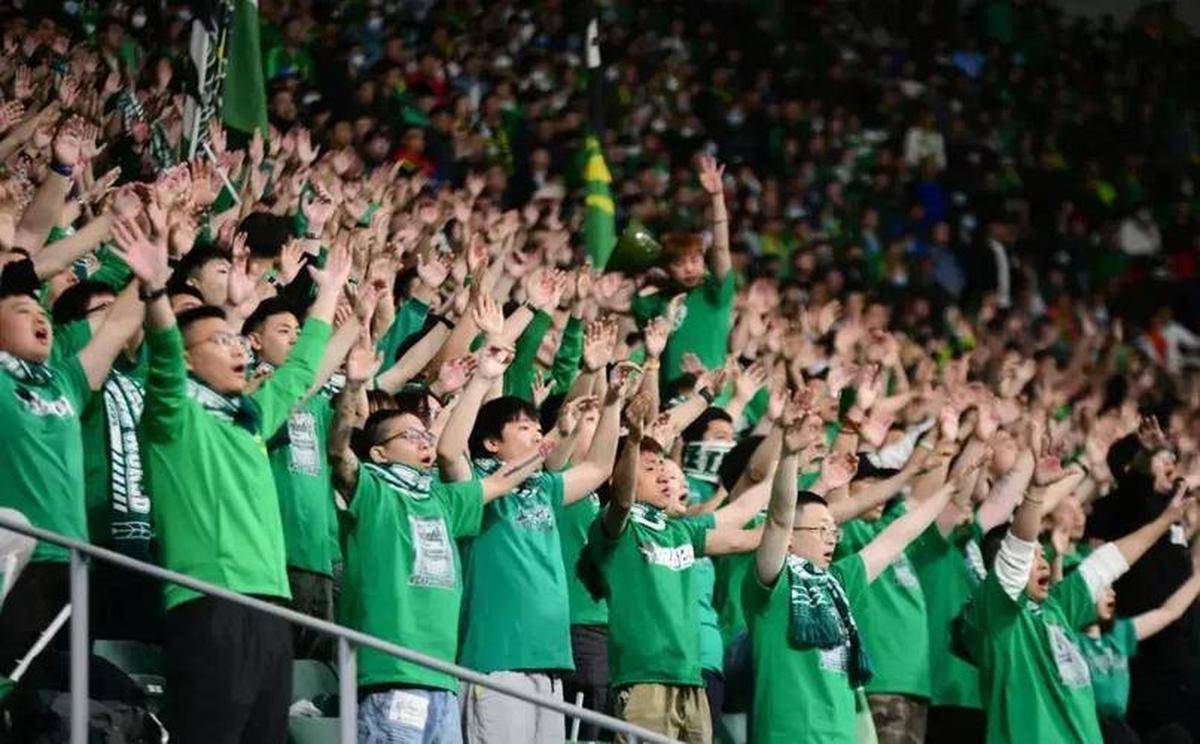 爱游戏体育链接-现场观众为运动员们欢呼加油