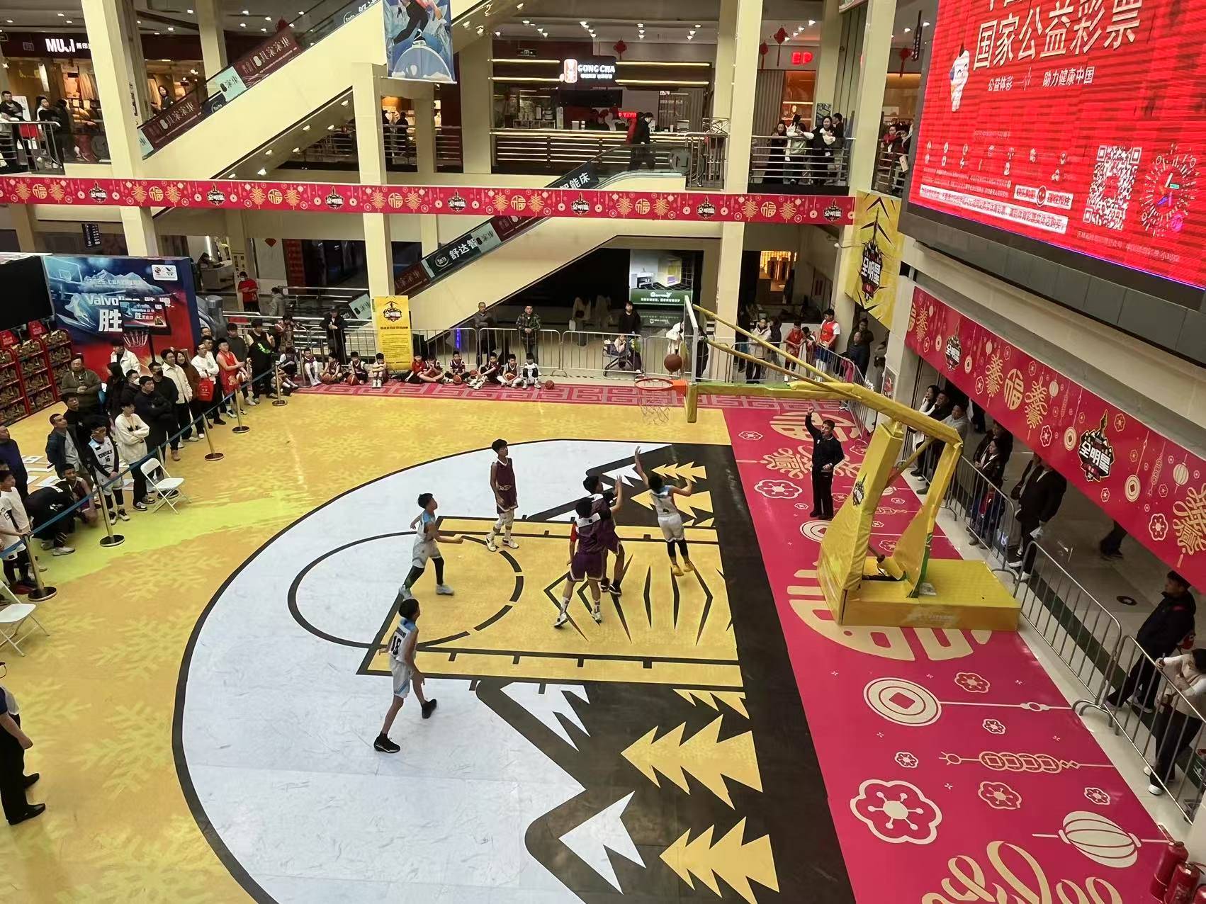 篮球明星云集的比赛场面精彩纷呈