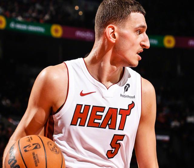 开拓者队击败热火队，赢得关注