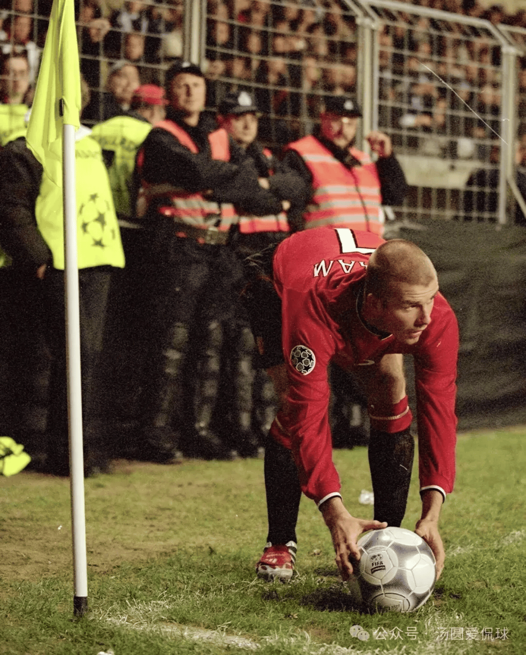 关于纷纷扰扰，足球场上一番搏杀场面的信息