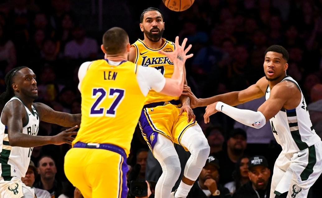 雄鹿主场迎战湖人，争夺胜利