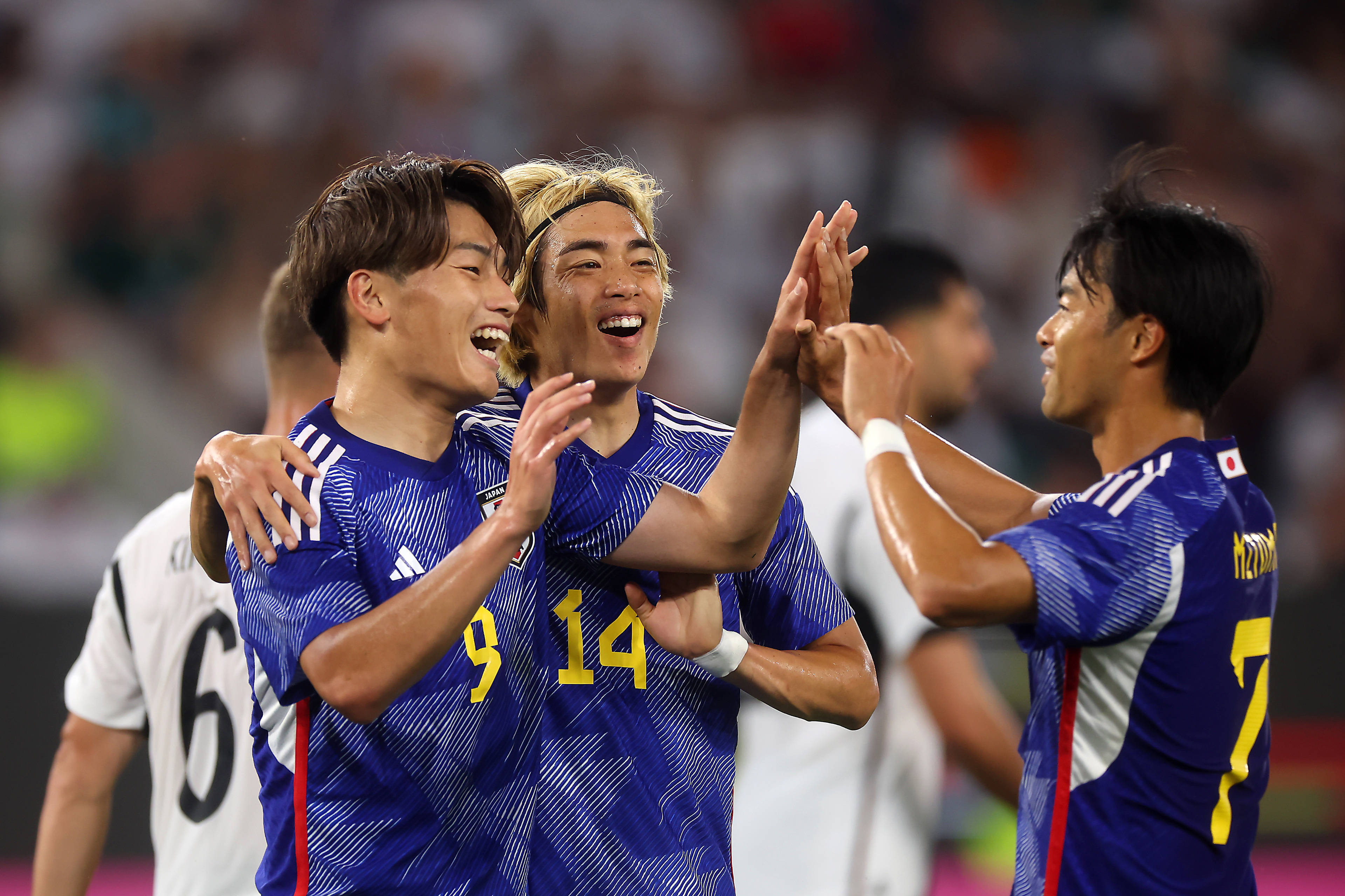 爱游戏app下载-阵容大调整：球队实力大增，备战赛场的简单介绍