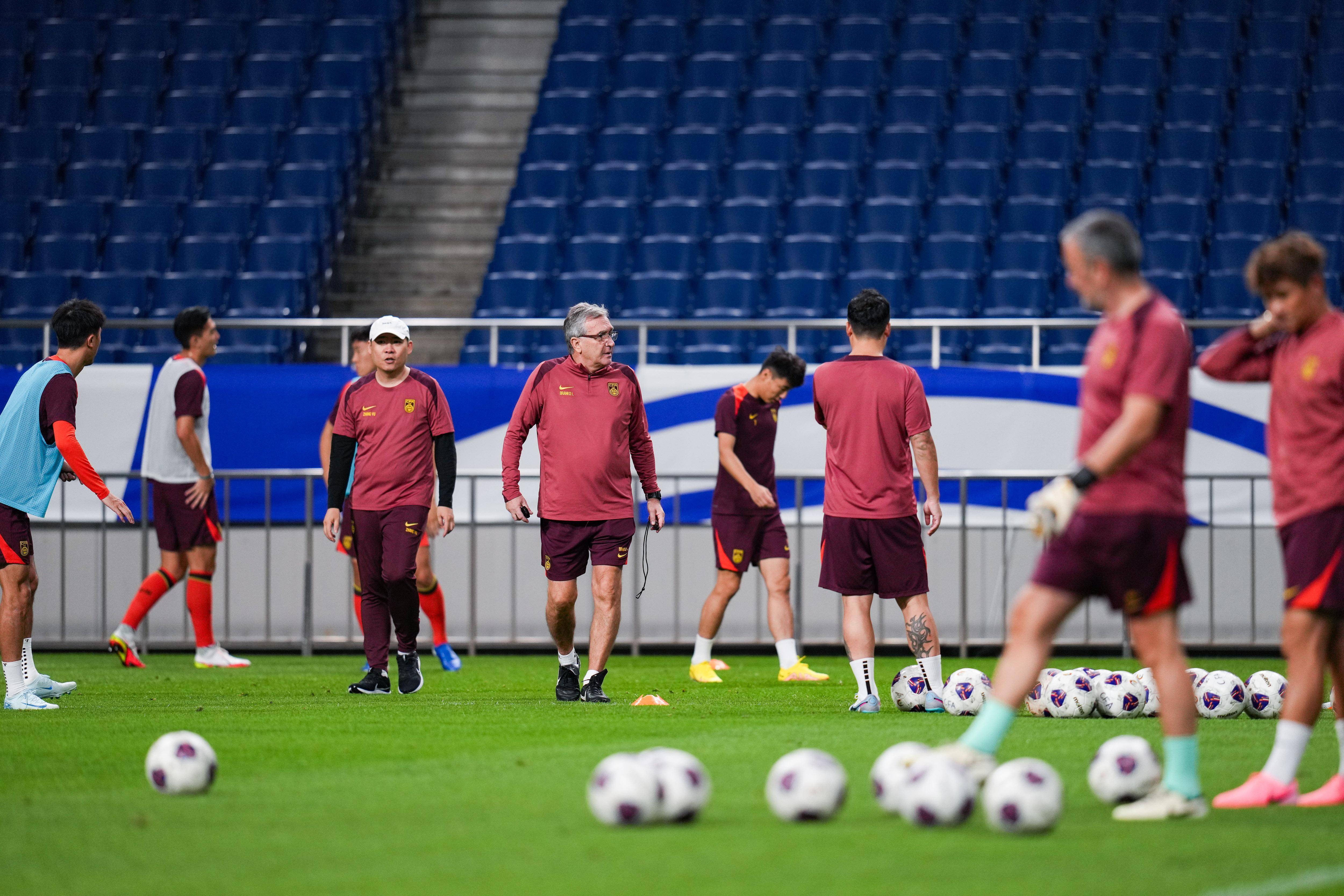 足球队伍在国际热门赛事中交战