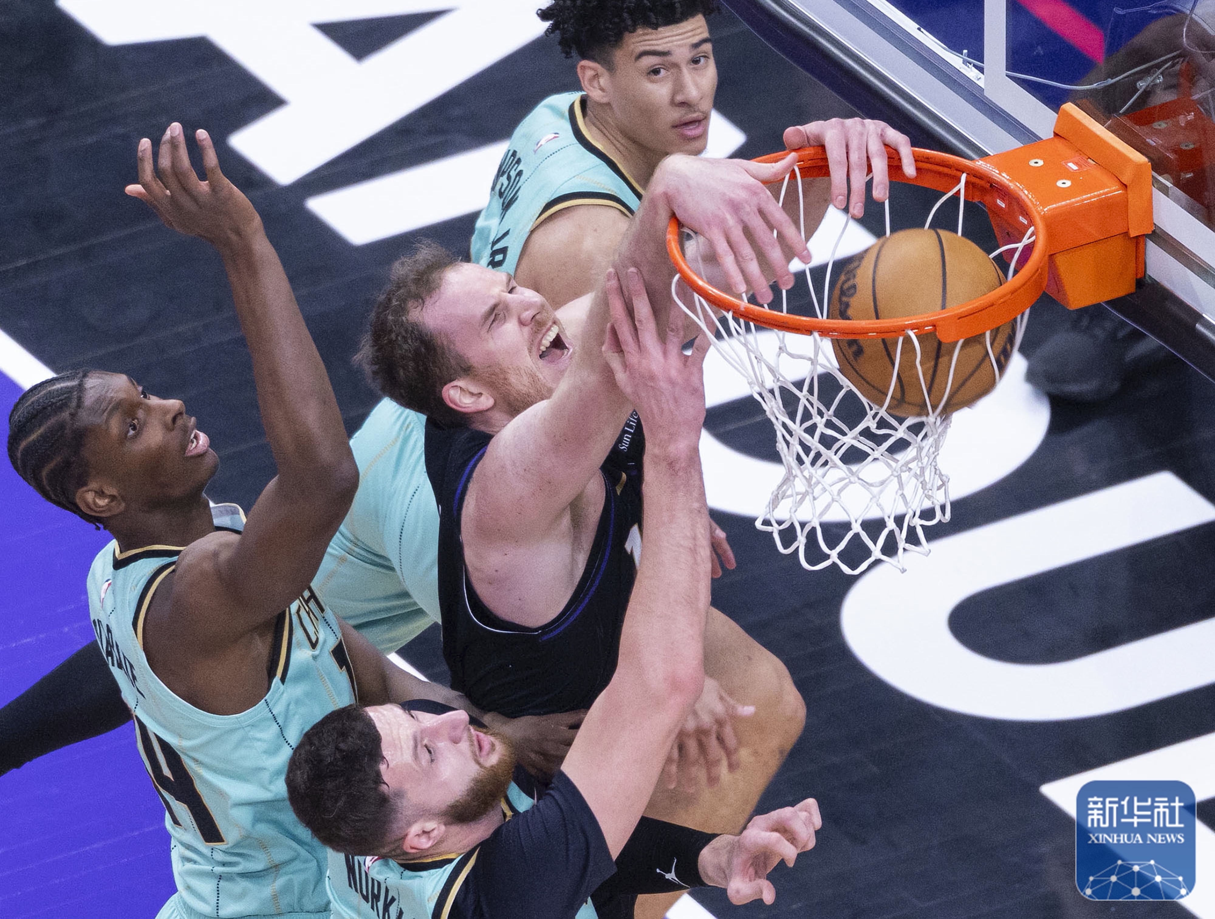 爱游戏官网-猛龙再次击败对手，东部排名保持前三的简单介绍