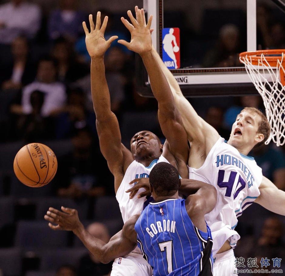 黄蜂逆转魔术取得胜利