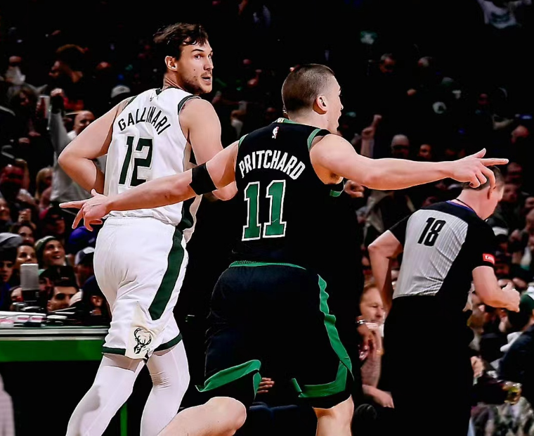 雄鹿力克活塞，取得七连胜的简单介绍